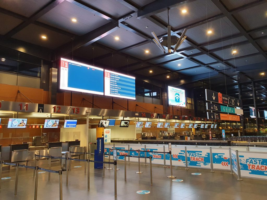 Airport Charleroi LCD-schermen balie