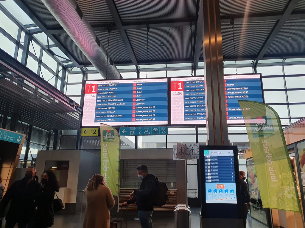 Luchthaven LCD-displays vertrekhal Airport Charleroi