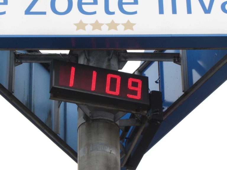 Tijd- en temperatuurdisplay De Zoete Inval Haarlemmerliede