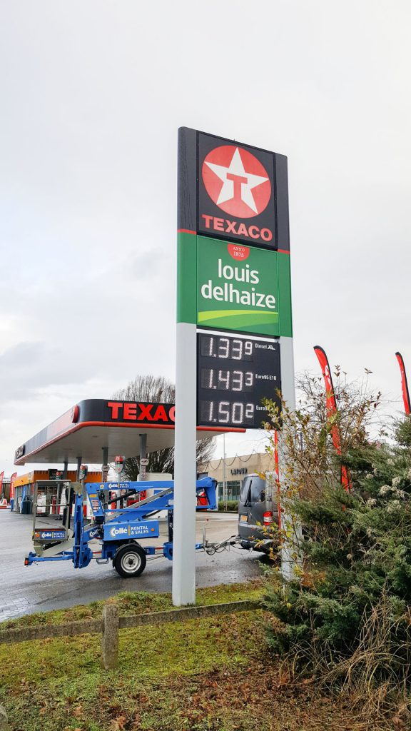 Totem met prijzendisplay Texaco station