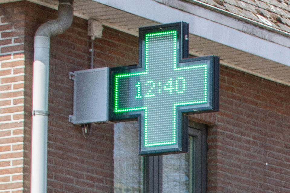 LED-kruis apotheek met klok Brughmans