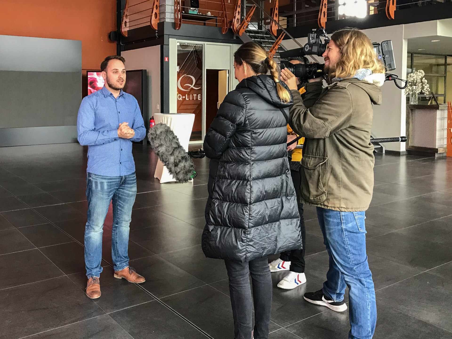 Weit spreizt die Blondine ihre Schenkel PORNOENTEtv