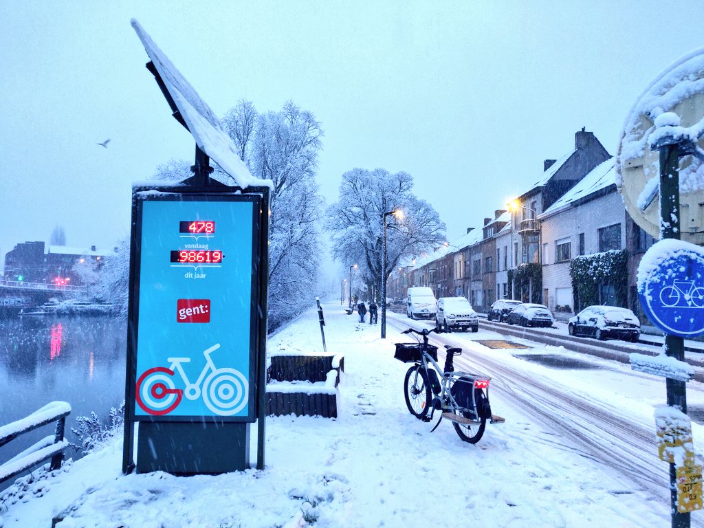 Gent fietsteldisplay in de sneeuw