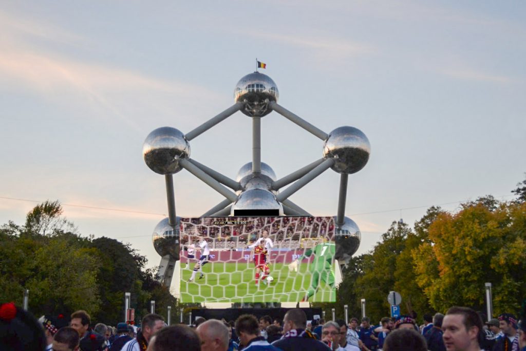 mobiel-led-scherm-voetbalwedstrijd-belgie-schotland-atomium-brussel