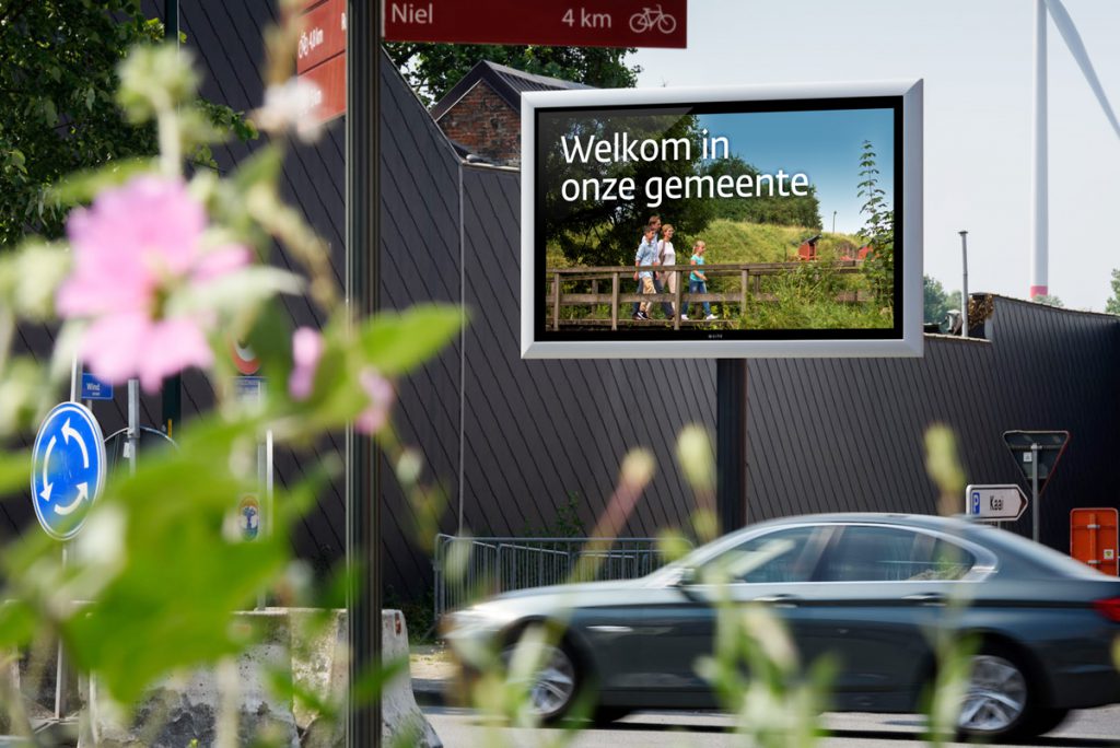 Duurzame QLEDTV met boodschap 'Welkom in onze gemeente'