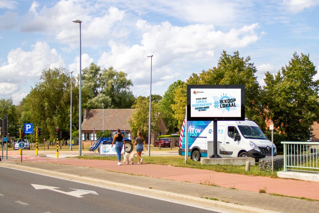 Circulair LED-scherm aan de Steenweg op Holsbeek in Rotselaar