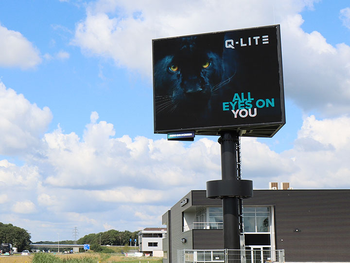 qlite-led-mast-advertising-alleyesonyou-blackpanther-crop