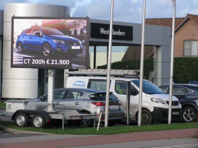 Mobiel led-scherm aan garage voor promo en reclame
