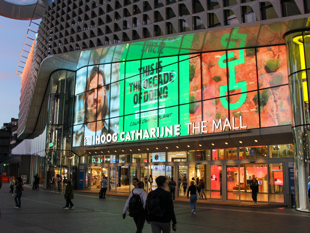 Transparant LED-scherm winkelcentrum Hoog Catharijne Utrecht