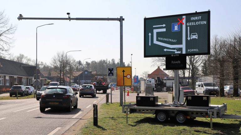 Afgesloten-inrit-bij-Van-Raak-in-Poppel