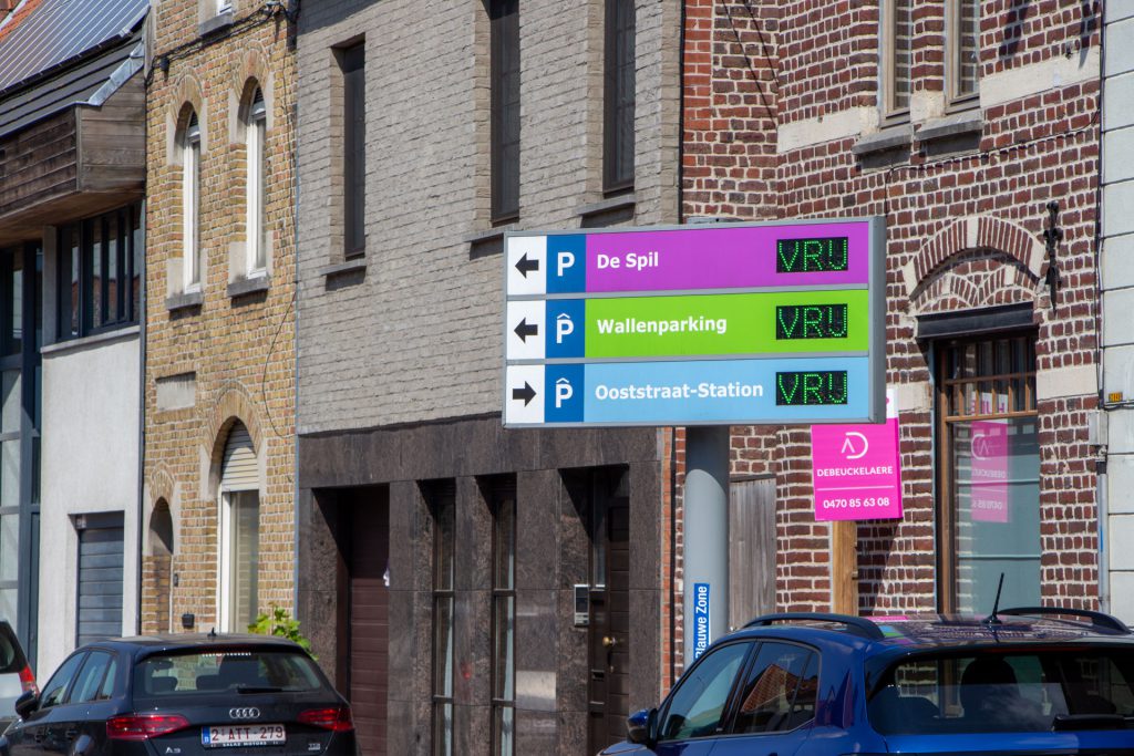 Close-up kleurrijke parkeergeleidingsysteem Roeselare