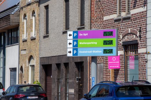 Close-up kleurrijke parkeergeleidingsysteem Roeselare