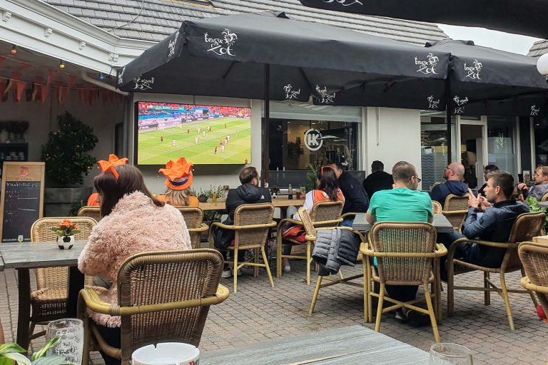 Voetbal kijken op terras