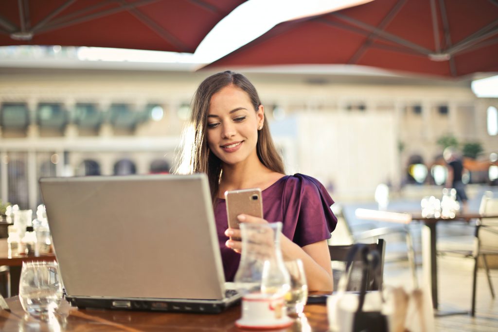 Vrouw gebruikt Q-cloud op laptop