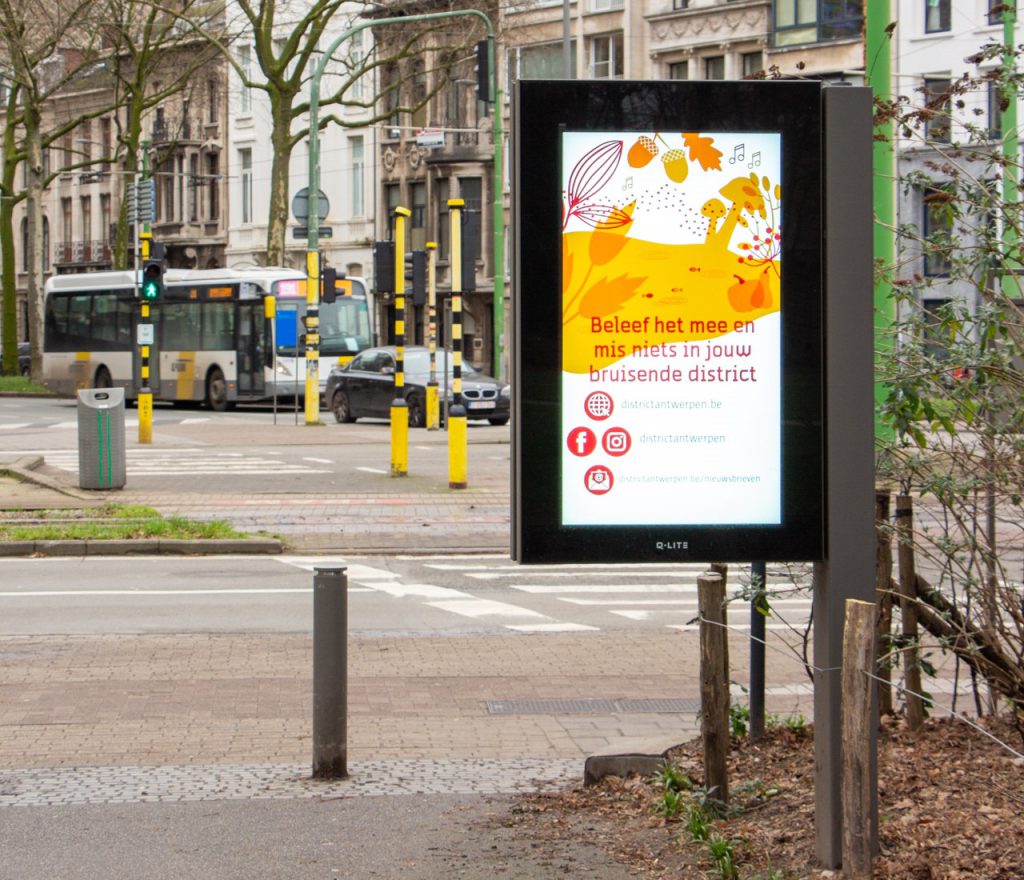 Outdoor LCD-scherm dat staat in het Harmoniepark in Antwerpen met als doel stadcommunicatie