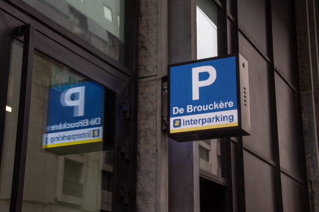 Brussel_Interparking_lowres-11_outdoor_uithangbord_vierkant_flat_parking
