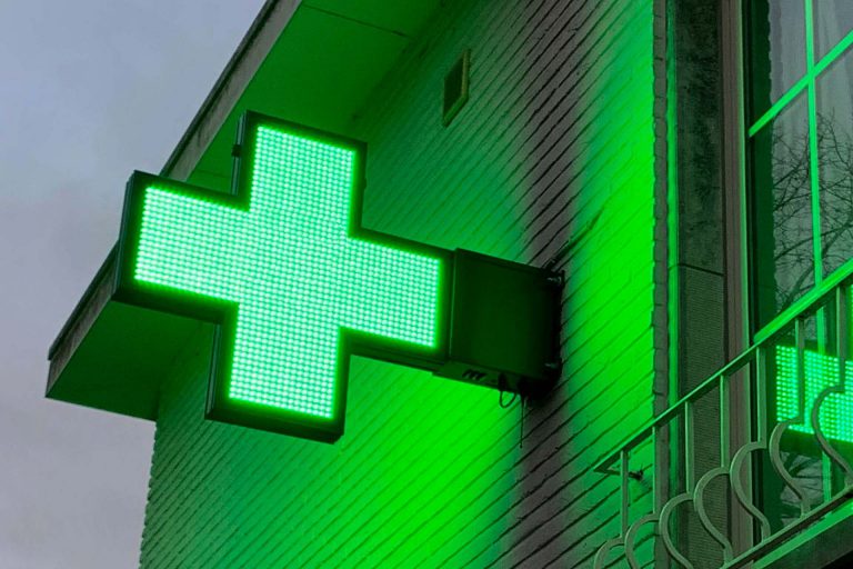 pharmacy-cross-led-green-apothekerskruis