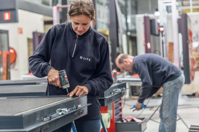 Tessa aan het werk in de productie