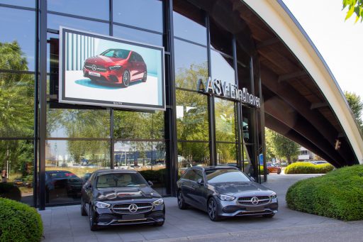 Outdoor LED scherm tegen gevel van Autodealer