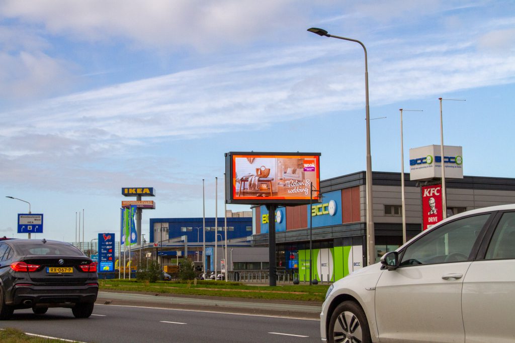 LED-reclame display bij woonboulervard