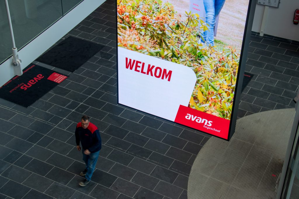 Dubbelzijdige displayoplossing bij Avans hogeschool in Breda (close-up)