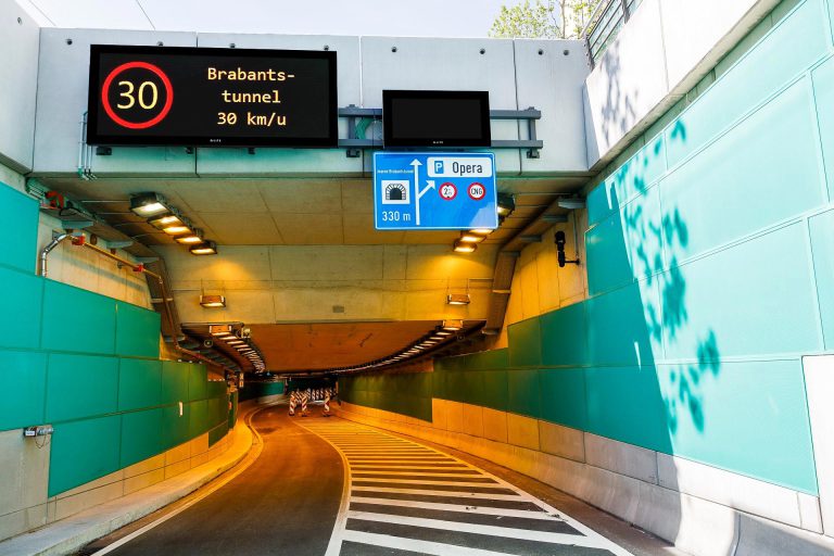 LED-verkeersbord bij de operatunnel in Antwerpen