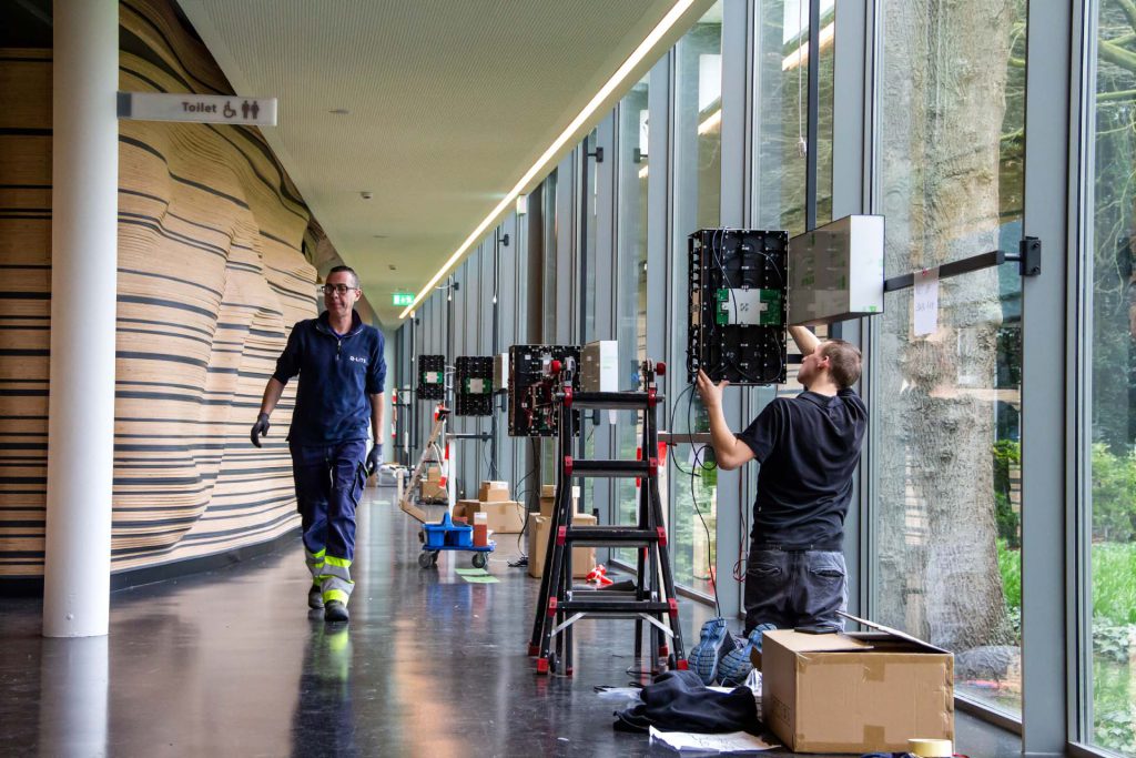 Installatie van displayoplossingen in het designmuseum van Den Bosch