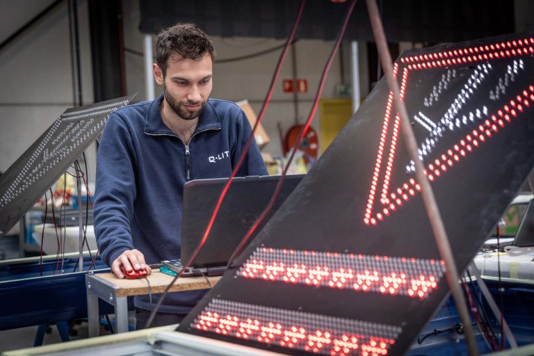 Medewerker werkt aan de productie van een LED-ijsvaldisplay