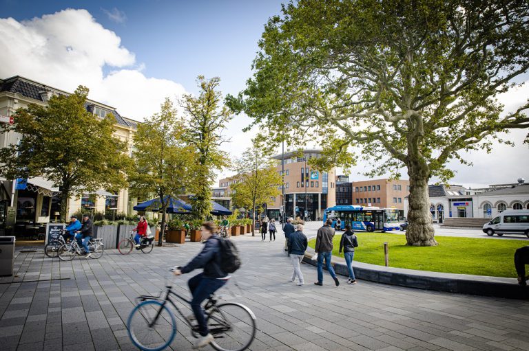 Gedeeld ruimtegebruik in Leeuwarden waar fieters, voetgangers, ... gebruik maken van open publieke ruimte.