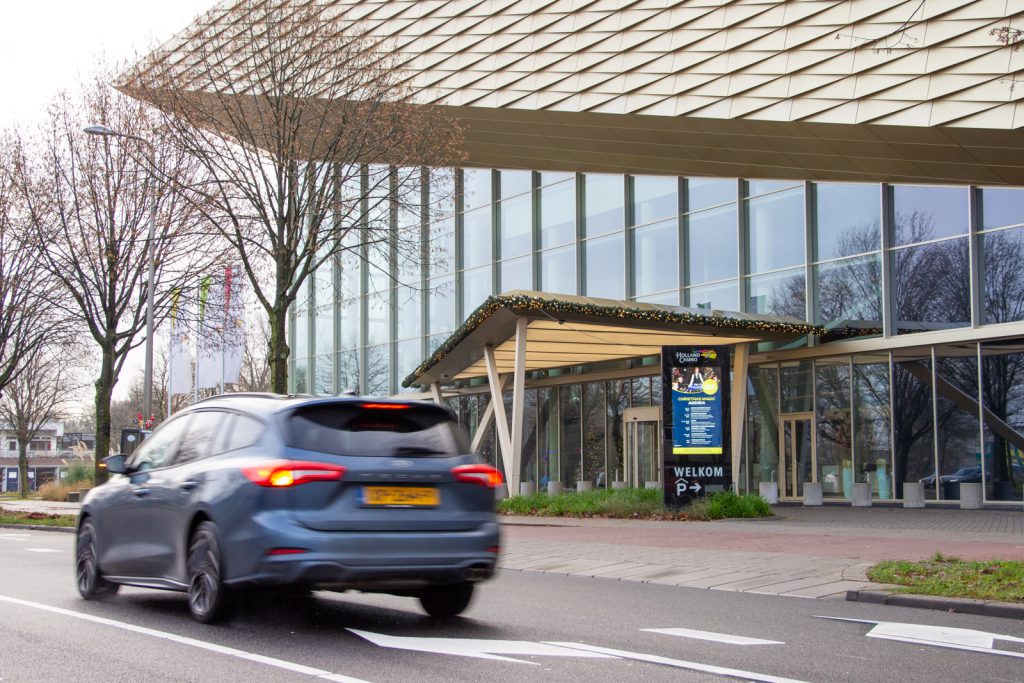 outdoor lcd-scherm van 65 inch bij Holland Casino in Utrecht