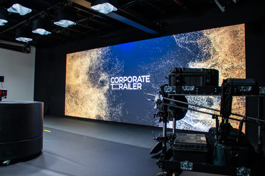 Indoor LED-display van 2,40 meter op 6,40 meter in de opname studio van Corporate Trailer in Vught