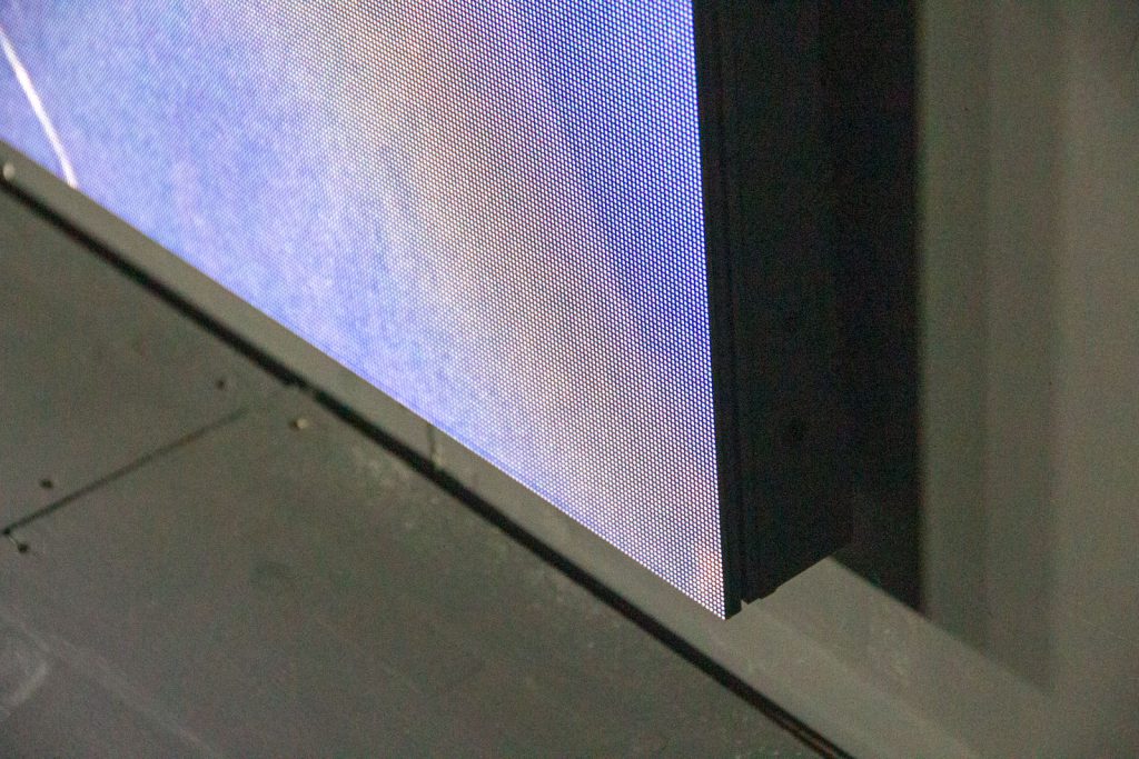 Indoor LED-display van 2,40 meter op 6,40 meter in de opname studio van Corporate Trailer in Vught (close-up)