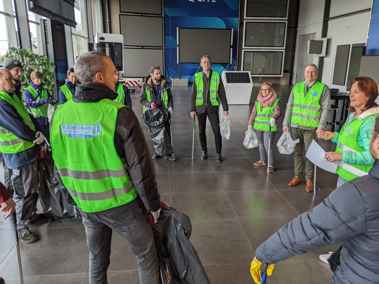 Trashwalk 2023 met de werknemers van Q-lite