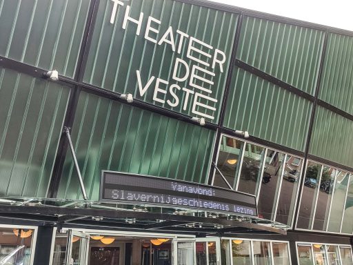 Gebogen lichtkrant voor theater de veste in Delft