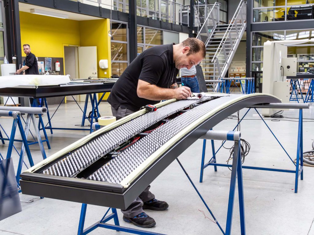 Assemblage van gebogen lichtkrant voor theater de veste in Delft