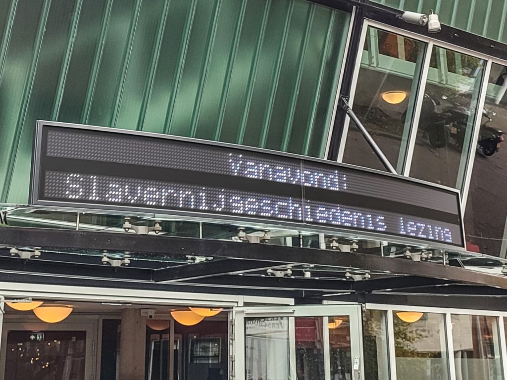 Gebogen lichtkrant voor theater de veste in Delft