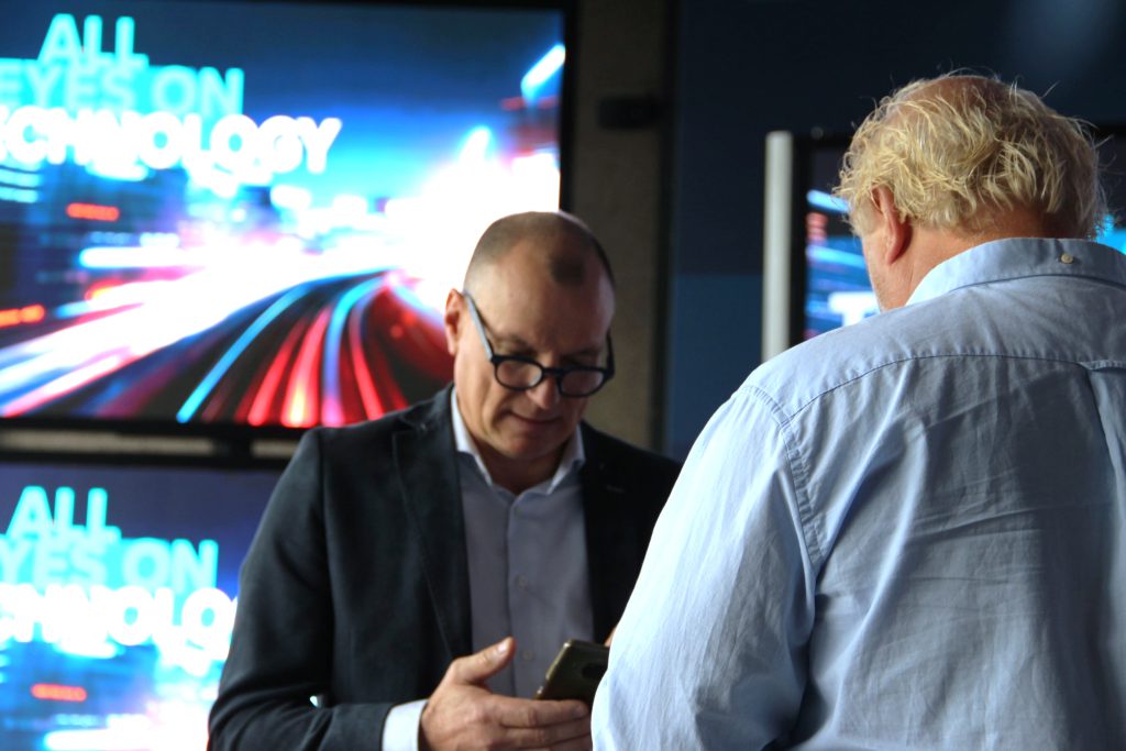 Sales medewerker Dick in het visual experience center van Q-lite met een klant