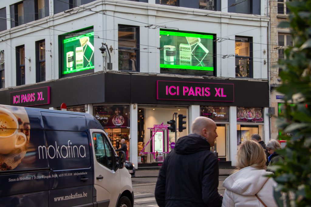 Transparante LED-schermen boven Ici Paris XL Antwerpen