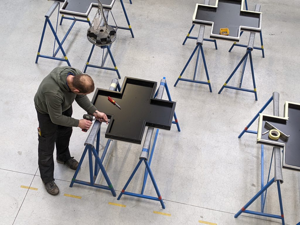 3 apothekerskruizen liggen klaar in de productie.