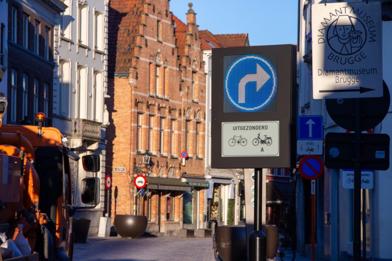 Verkeersbord in een straat in de binnenstad van authentiek Brugge