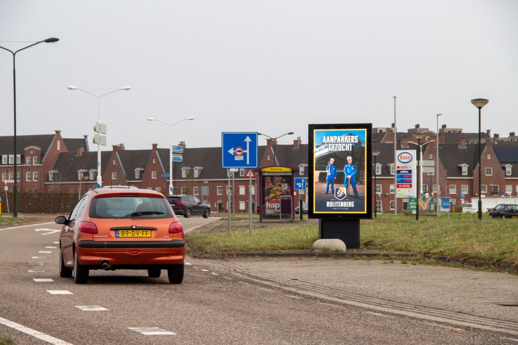 outdoor reclamezuil aan kruispunt in Geertruidenberg