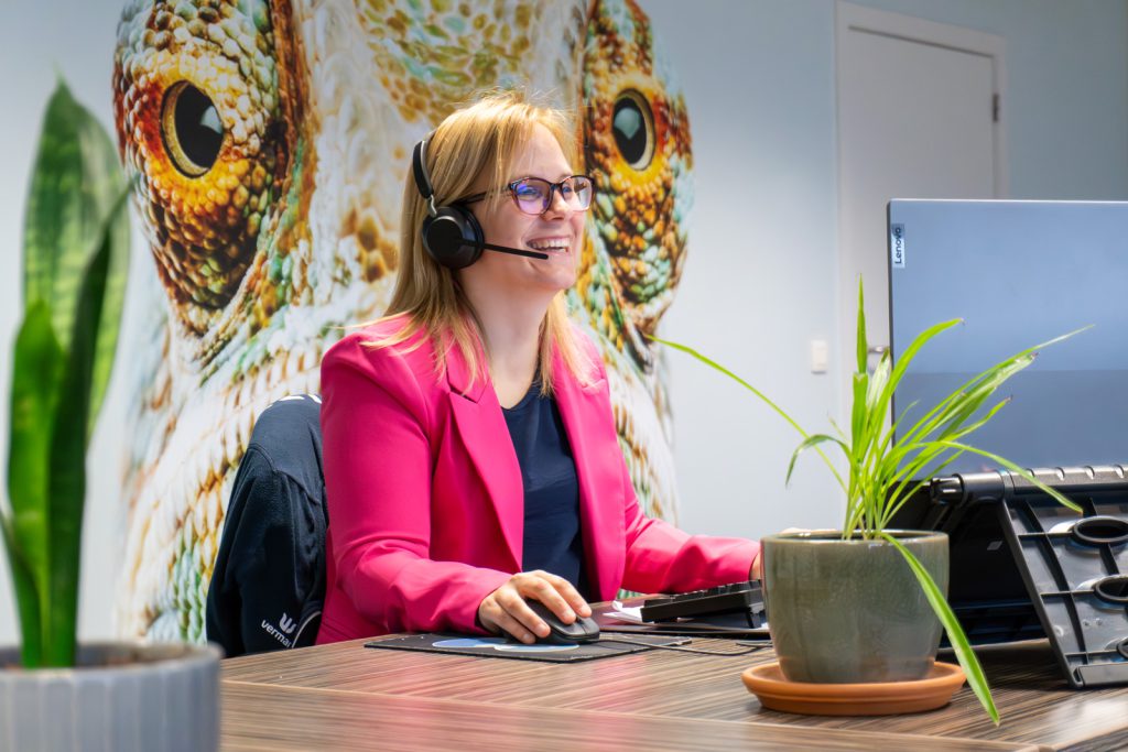 Collega Kim aan het werk aan het onthaal