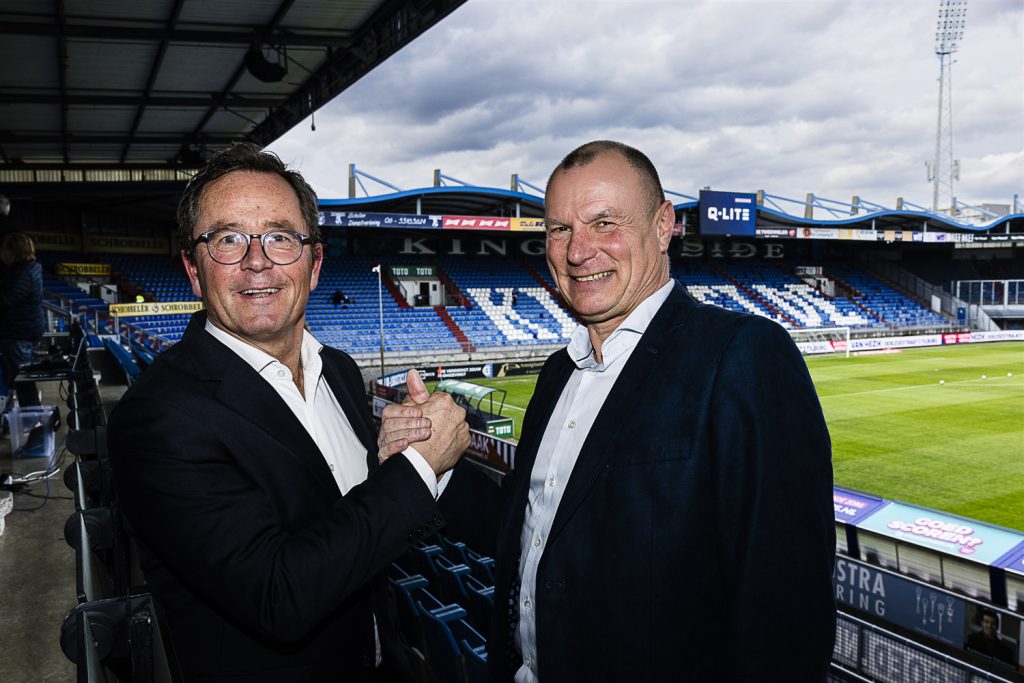 Collega Dick en Jos van Willem II aan het scorebord