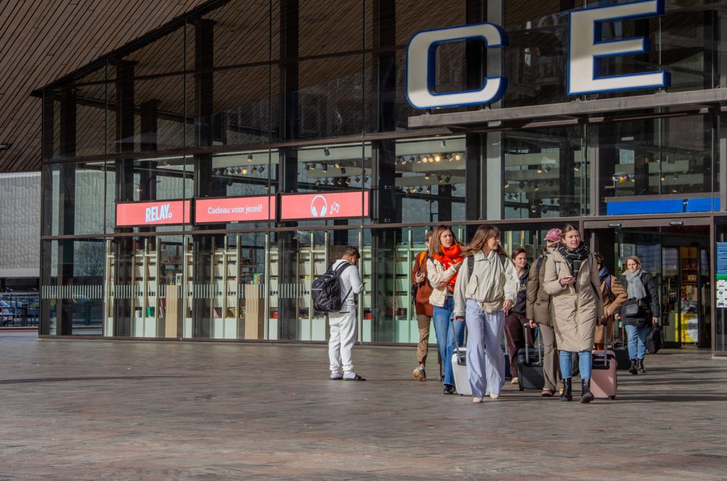 LED-schermen achter vitrine Relay aan Station Rotterdam