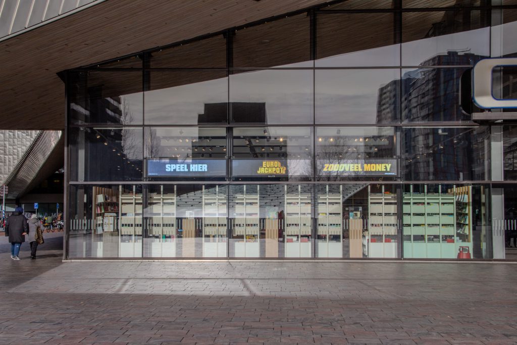 LED-schermen achter vitrine Relay aan Station Rotterdam