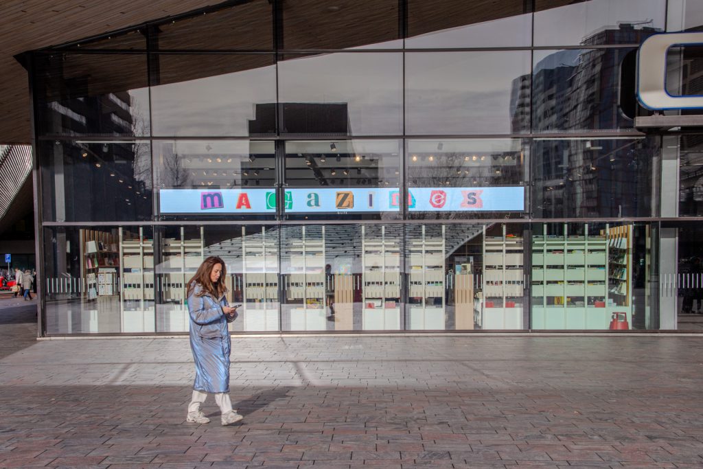 LED-schermen achter vitrine Relay aan Station Rotterdam