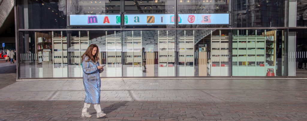 LED-schermen achter vitrine Relay aan Station Rotterdam