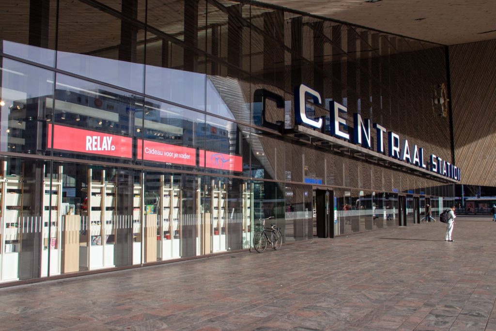 LED-schermen achter vitrine Relay aan Station Rotterdam