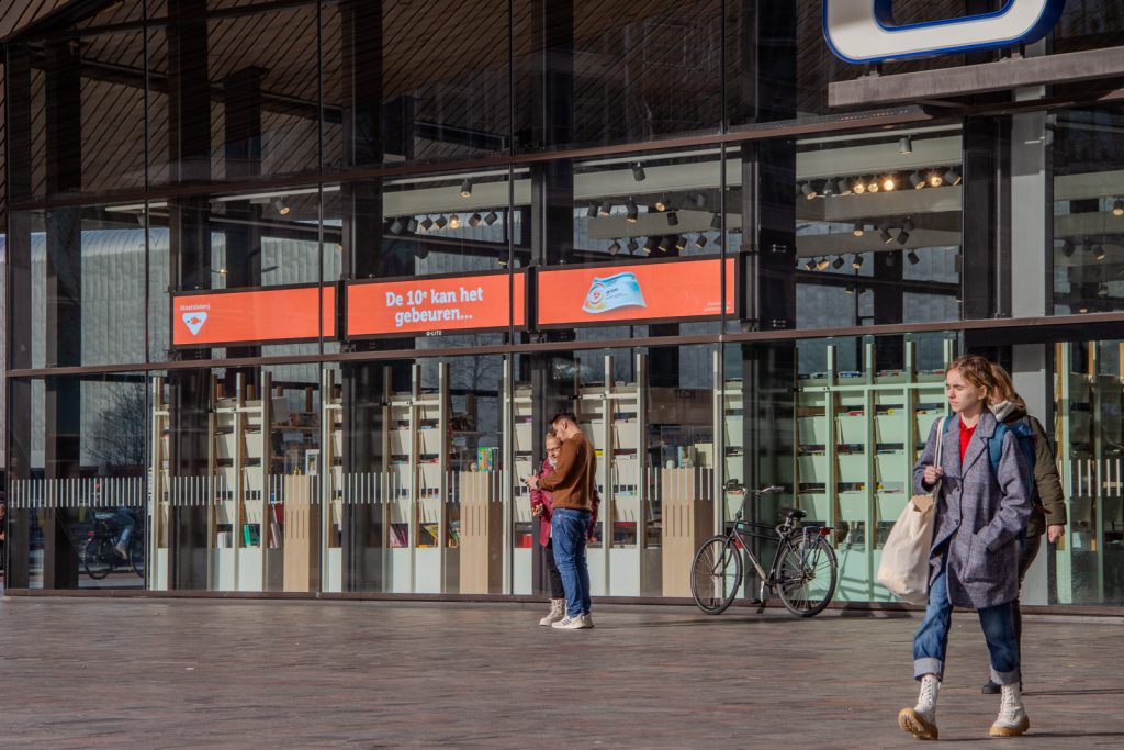 LED-schermen achter vitrine Relay aan Station Rotterdam