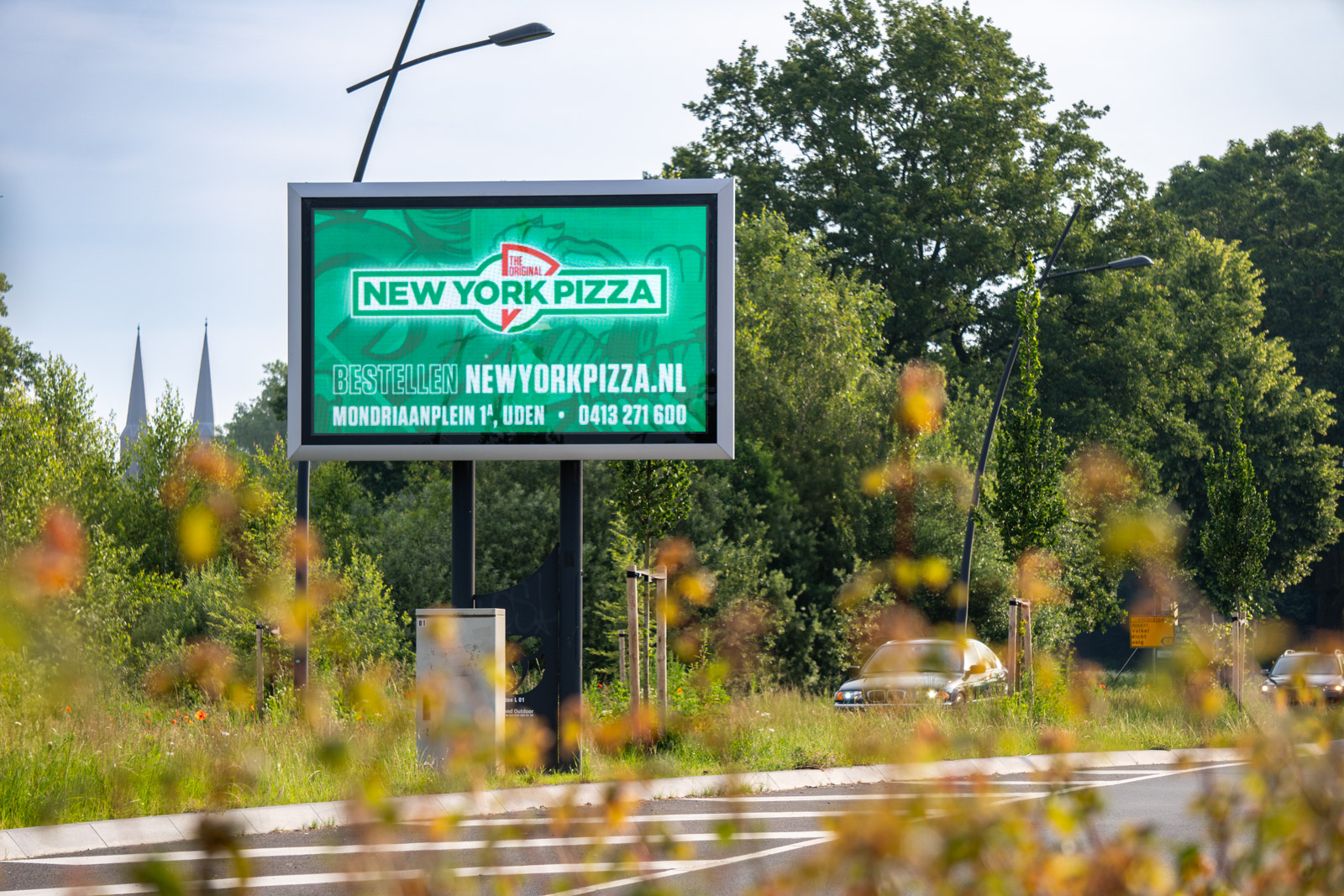 LED scherm met reclame langs de weg